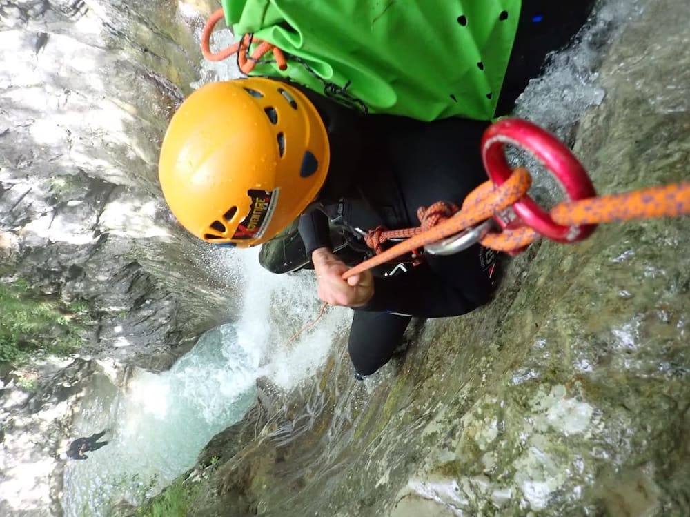 Abseilen beim Canyoning am Gardasee mit XAdventure