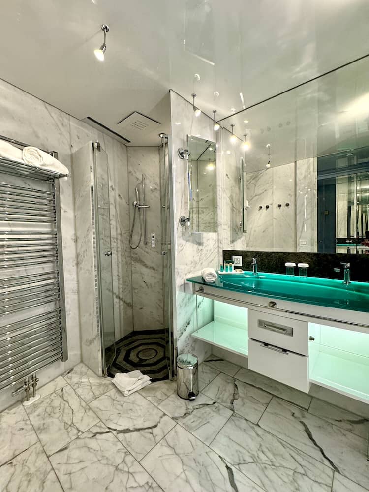 Bad im Zimmer im Victory Hotel der Therme Erding