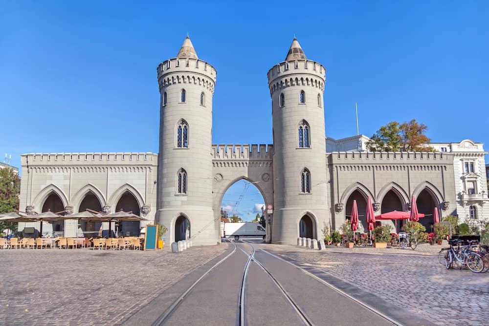 Blick auf das Nauener Tor beim Stadtrundgang durch Potsdam
