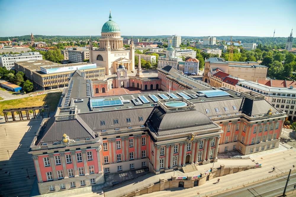 Sightseeing auf einer Stadtrundfahrt durch Potsdam mit Kindern