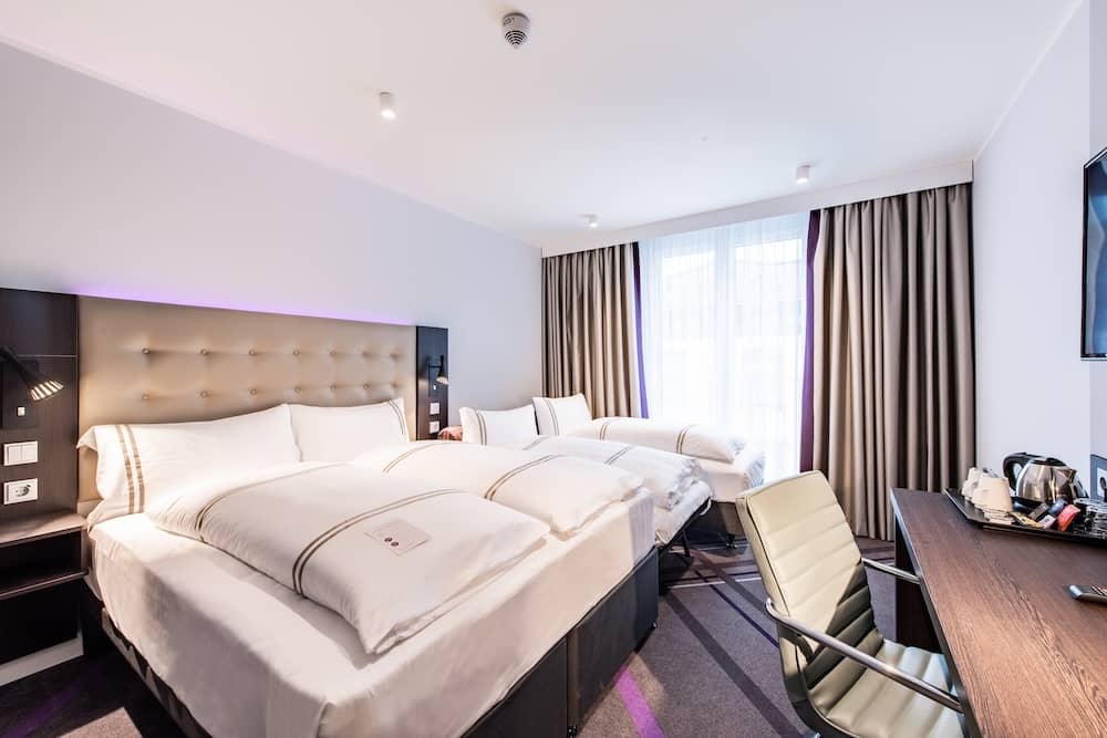 Zimmer mit Zustellbetten im Premier Inn Leipzig Kinderhotel