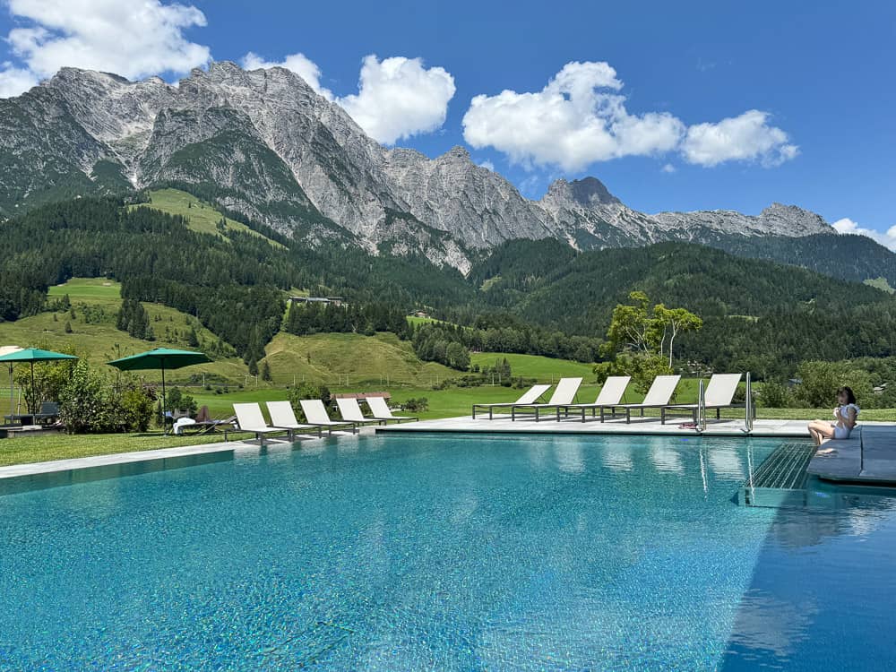 Der Infinity-Pool im Puradies Naturresort