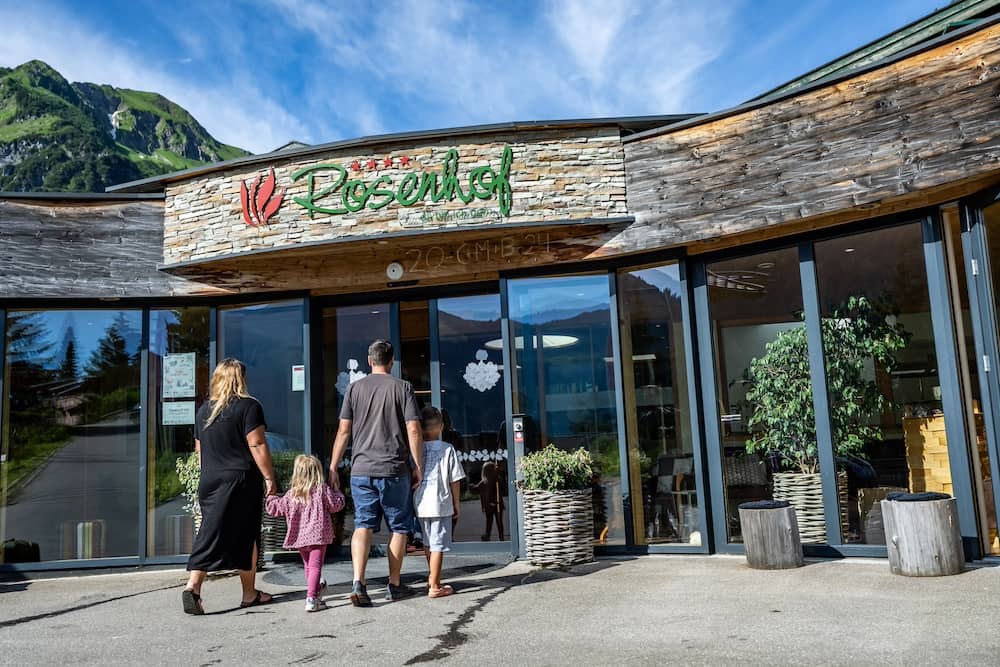Eingang vom Kleinwalsertaler Rosenhof einem Familienhotel in Österreich