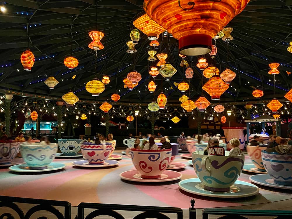 Die fliegenden Untertassen bei Dunkelheit im Disneyland Paris im Herbst