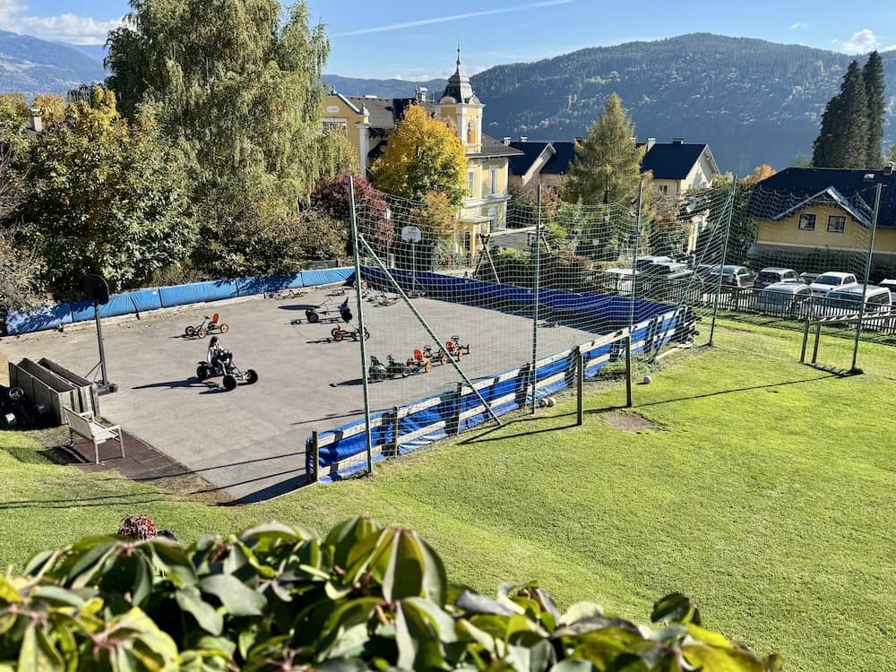 Garten zum Spielen in Österreichs Familienhotel Post