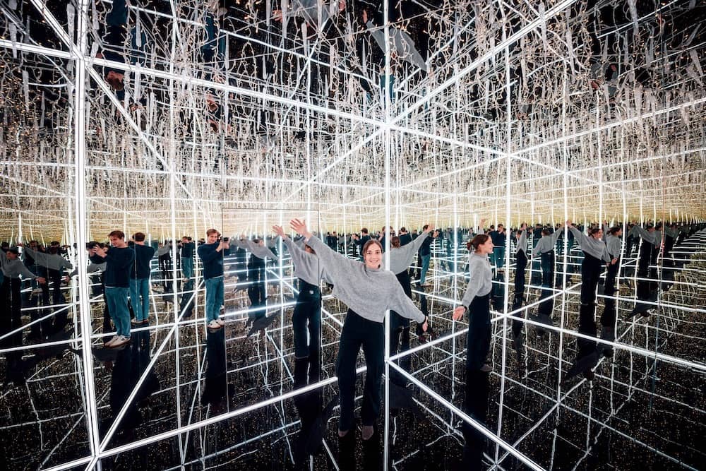 Der Infinity Room im Magic Bavaria in München mit Teenagern