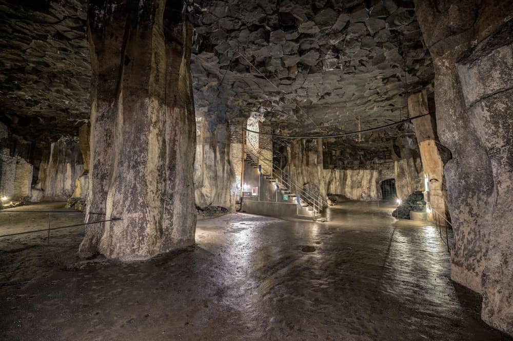 Führung durch den Lavakellder in der Eifel