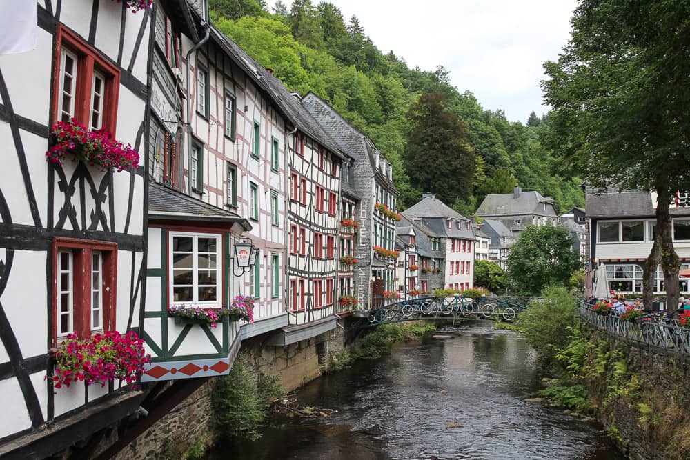 Spaziergang durch Monschau in der Eifel mit Kindern