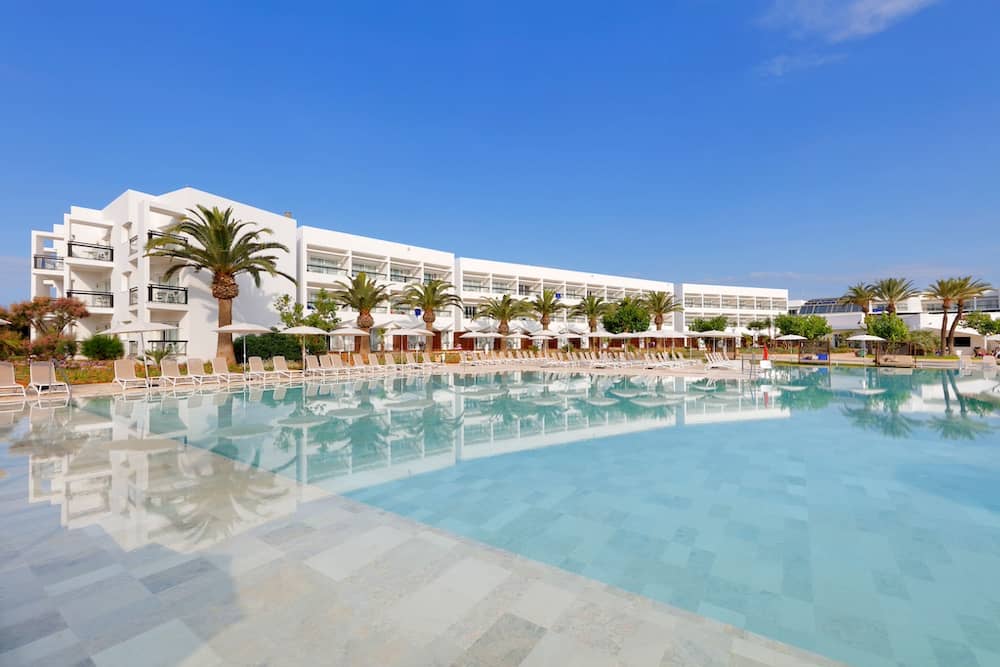 Pool im Grand Palladium Palace Ibiza Familienhotel