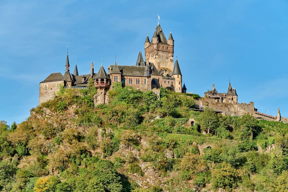 Blick auf die Reichsburg Cochem in Rheinland-Pfalz mit Kindern