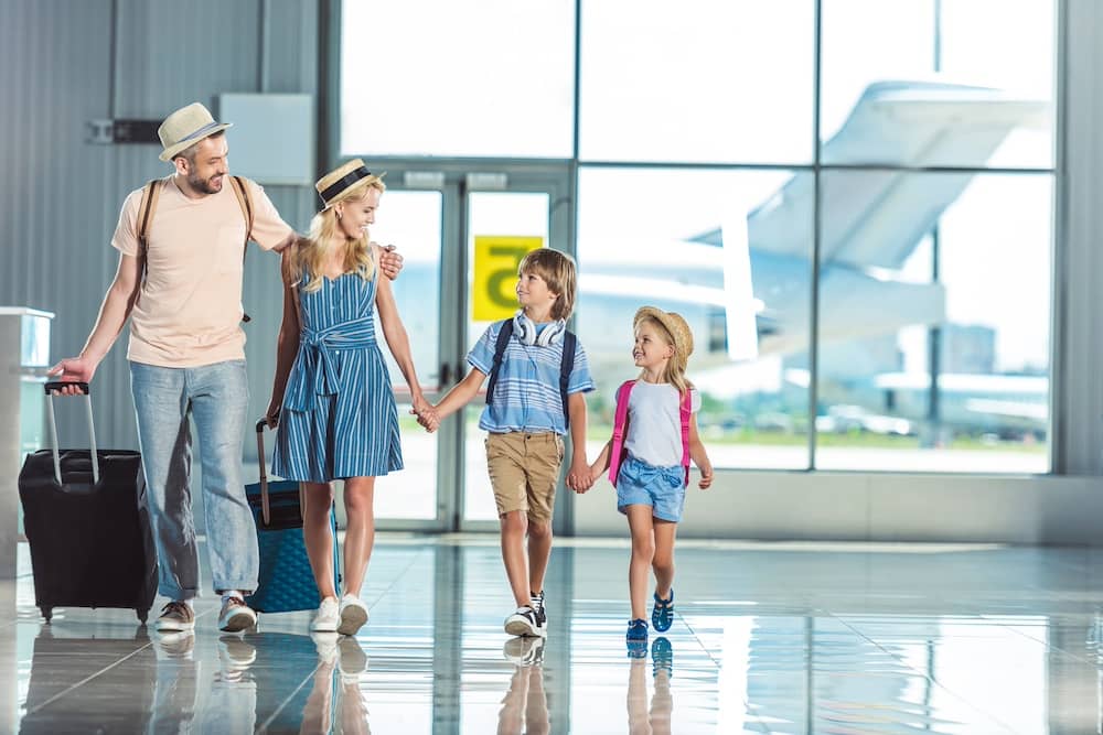 Familien fliegen mit Kindern