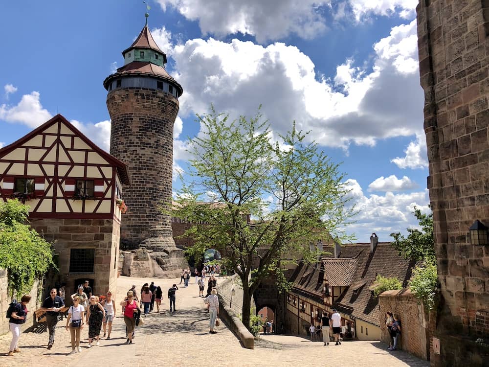 Die Kaiserburg ist eine tolle Sehenswürdigkeit in Nürnberg mit Kindern