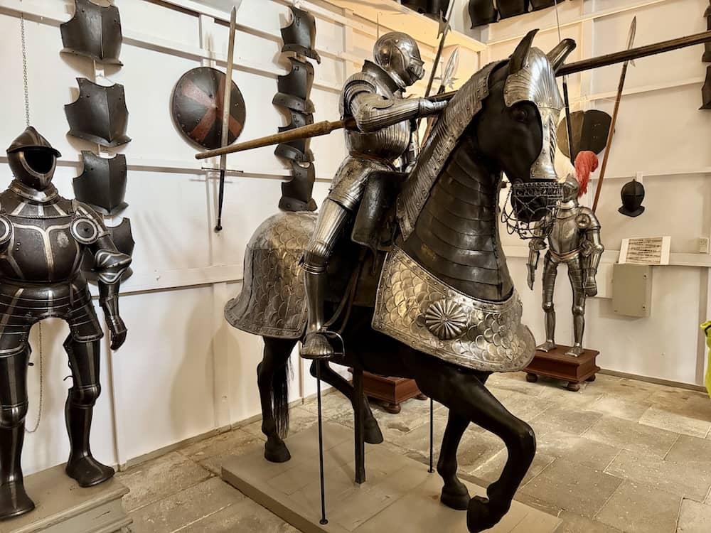 Ritter in der Löwenburg in Kassel mit Kindern