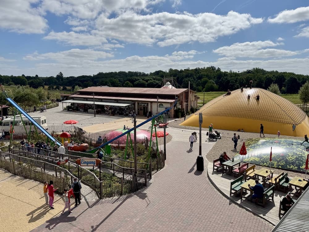 Blick auf Spielgeräte in Karls Erlebnis-Dorf Döbeln