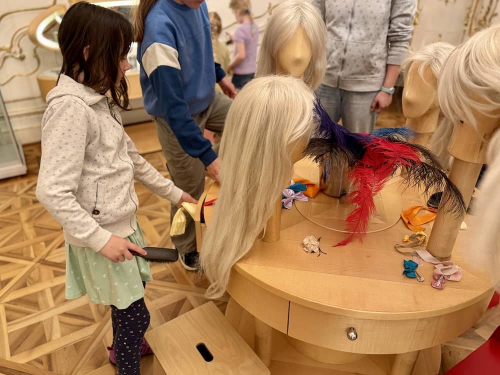 Frisuren machen in Schönbrunns Kindermuseum Wien