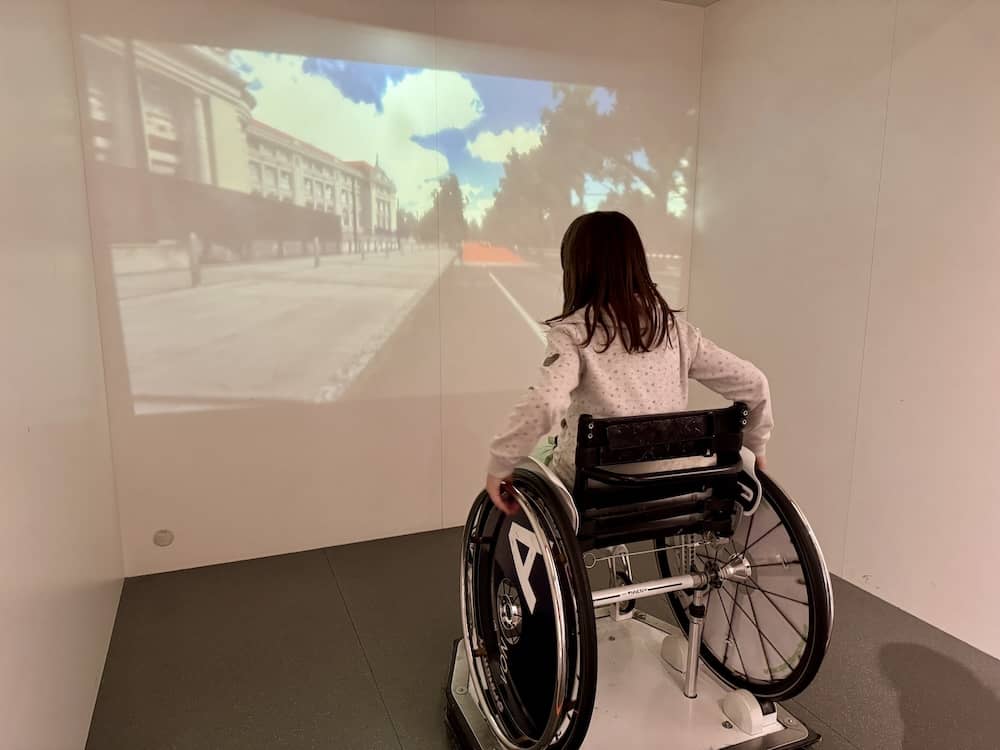 Rollstuhl fahren im TMW Kindermuseum Wien
