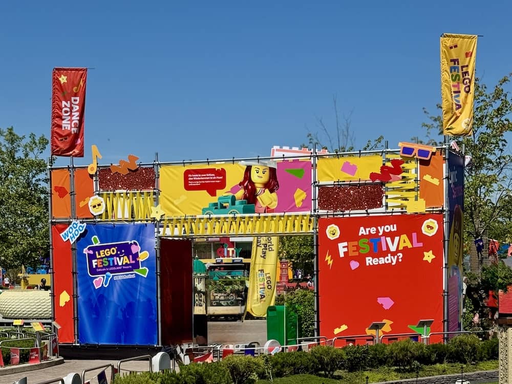 Eingang einer Lego Festival Zone im Legoland Deutschland