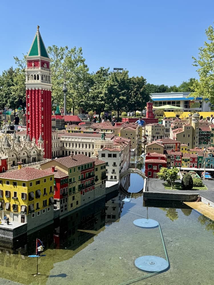 Detailgetreue Miniwelt im Legoland in Günzburg