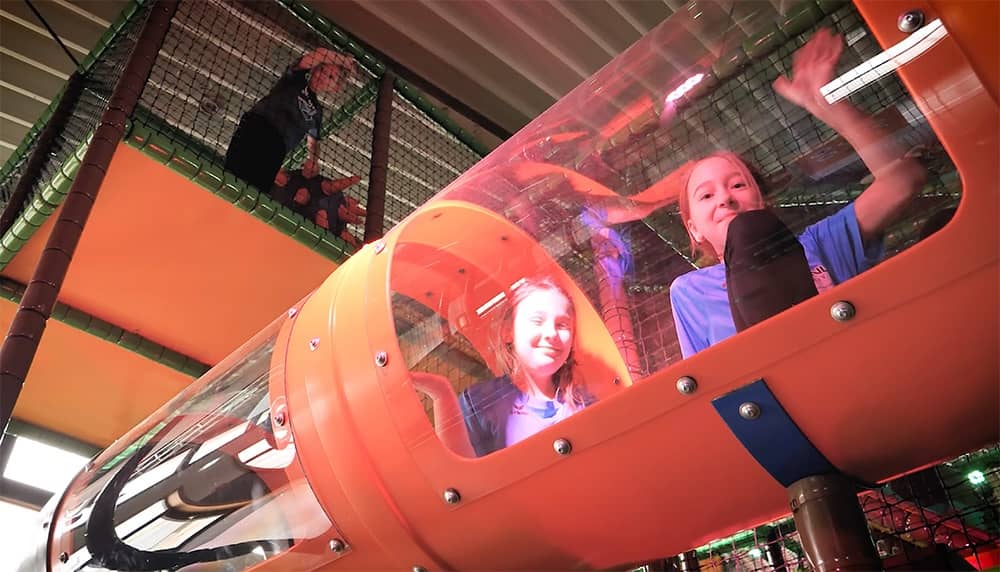 Klettergerüst im Foxx Club Indoorspielplatz im Sauerland mit Kindern