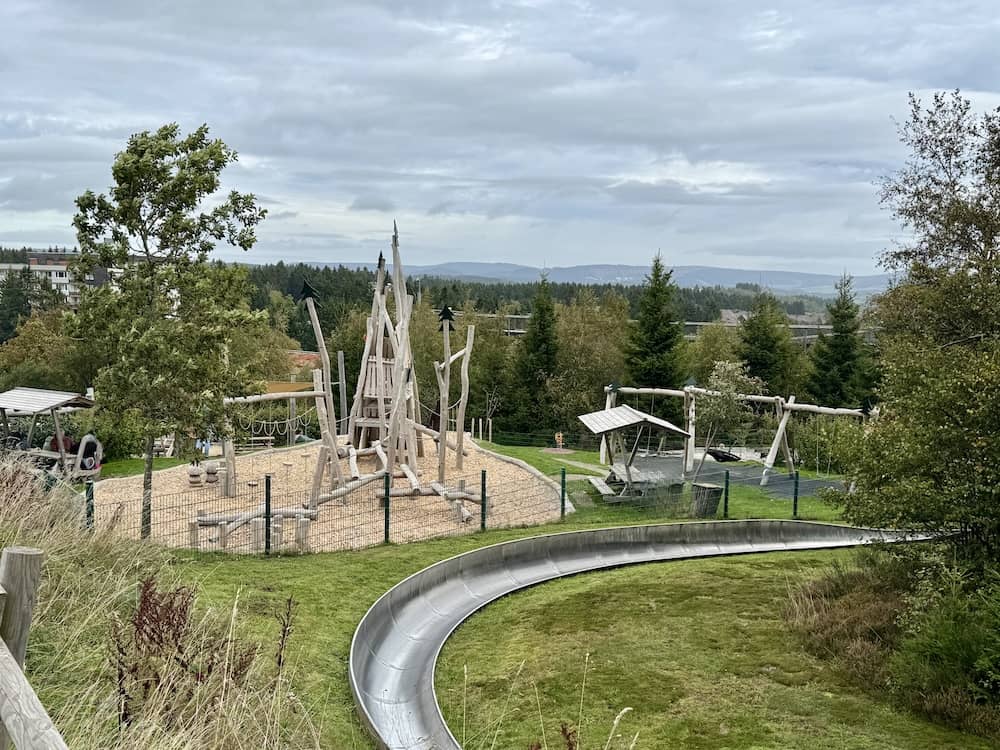 Spielplatz und Sommerrodelbahn am Berg Kappe in Winterberg mit Kindern
