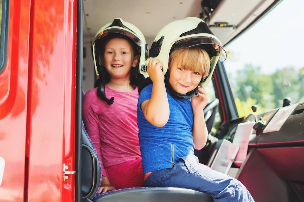 Kinder auf einem Feuerwehr-Kindergeburtstag