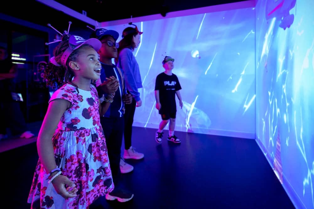 Kids spielen AngryBirds bei Immersive Gamebox in Berlin