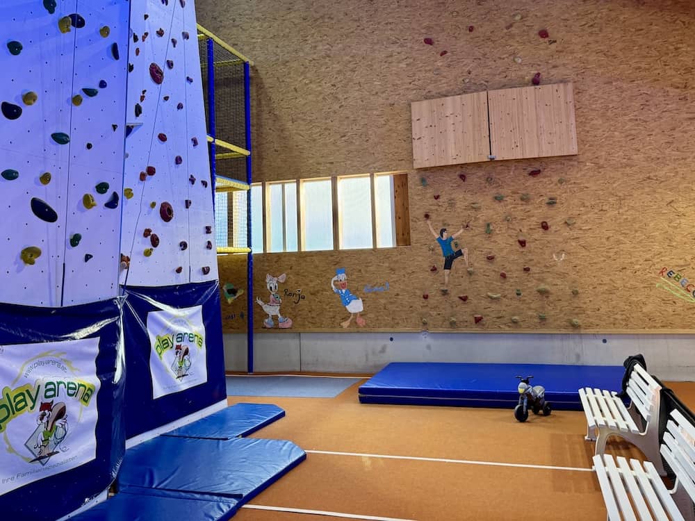 Kletterwand in der PlayArena Tux im Zillertal mit Kindern