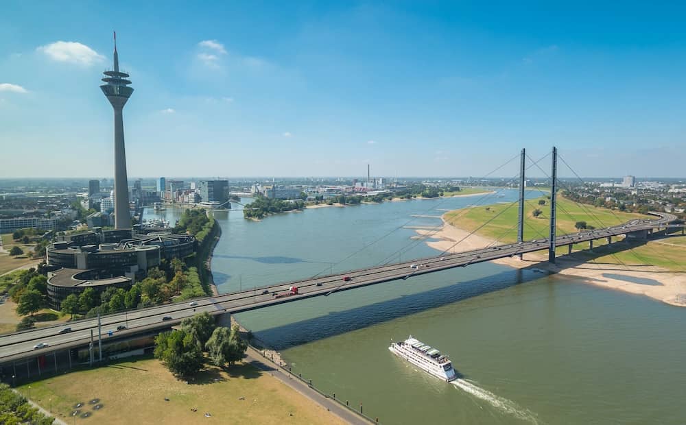Schifffahrt auf dem Rhein in Düsseldorf mit Kindern