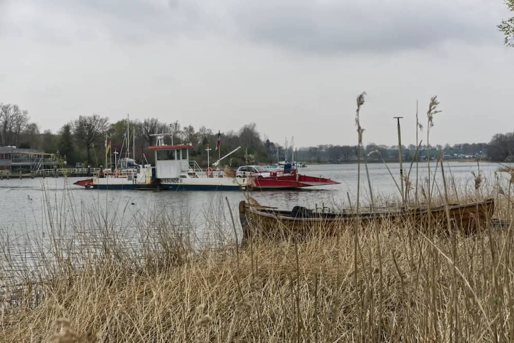 Fahrt mit der Schlei Fähre eine der Schleswig-Aktivitäten mit Kindern