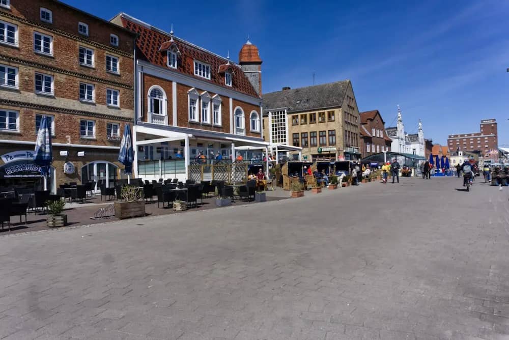 Blick auf die Hafen-Promenade in Kappeln mit Kindern
