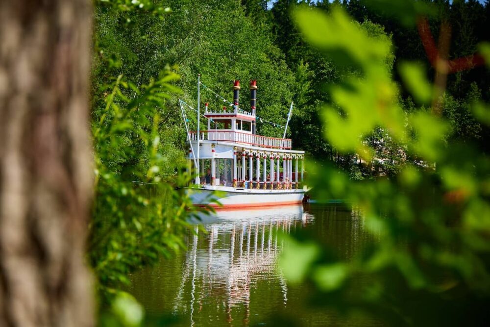 Raddampfer im Bayern-Park einem Erlebnispark in Bayern