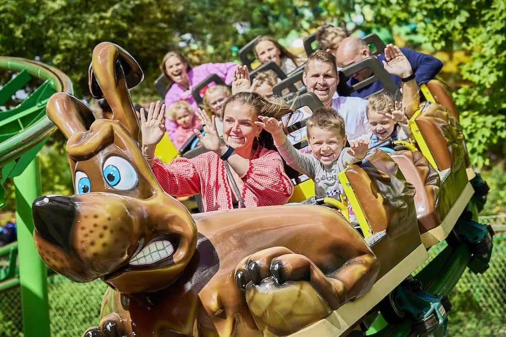 Familien im BonBon-Land Freizeitpark in Dänemark