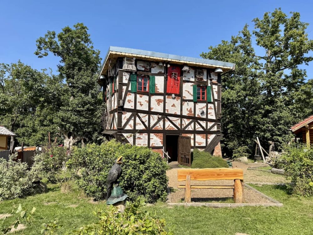Haus auf dem Kopf am Hexentanzplatz in Thale
