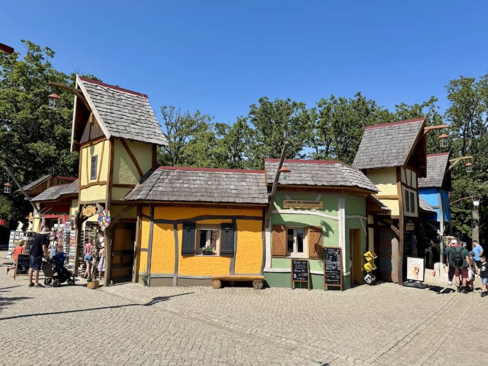 Bunte Häuser am Hexentanzplatz ein Ausflugsziel in Thale