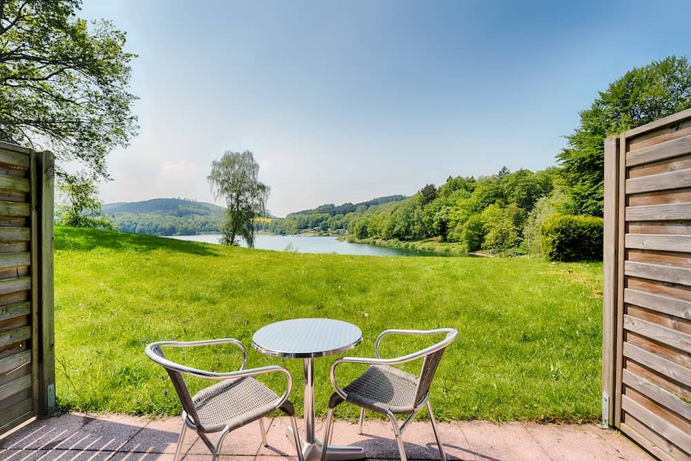 Terrasse mit Seeblick im Welcome Hotel Meschede-Hennesee Familienhotel im Sauerland