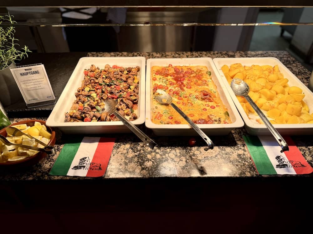 Italienisches Essen am Themenbuffet vom Eurostrand Resort
