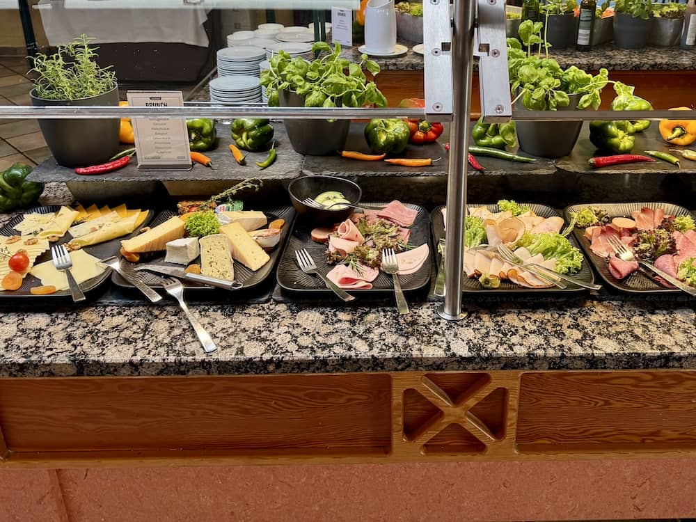 Käse und Aufschnitt beim Frühstück im Eurostrand Resort