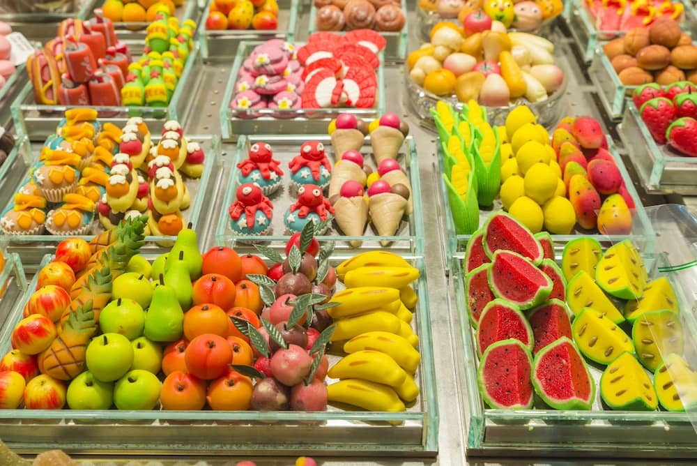 Süßes auf dem Mercat de la Boqueria in Barcelona bei Regen