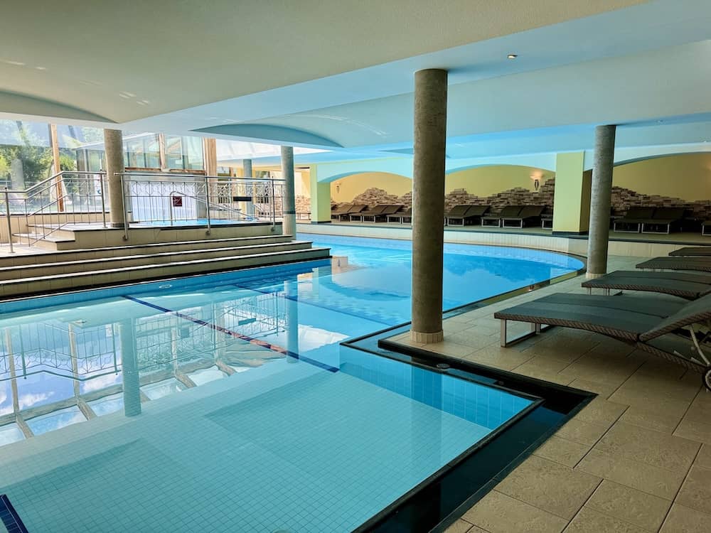 Hallenbad im Sillian Sporthotel einem Familienhotel in Österreich mit Wellness