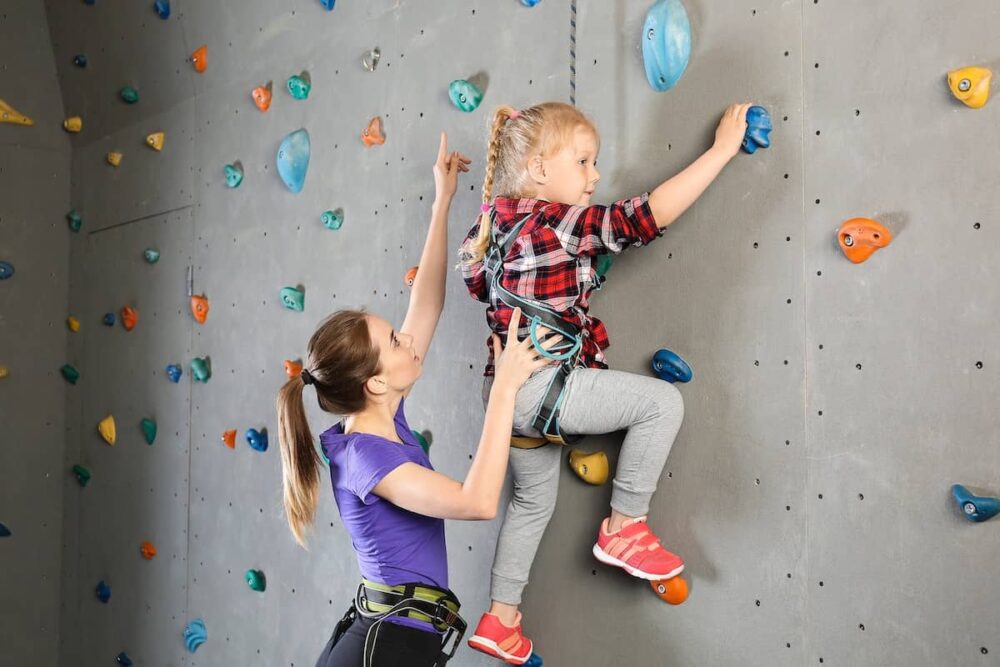 Klettern mit Kindern in einer Kletterhalle