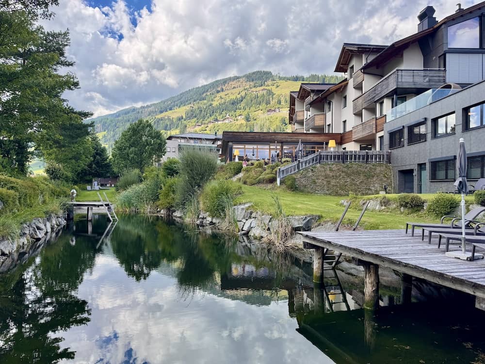 Naturbadeteich im Sillian Sporthotel für Wellness mit Kindern in Österreich