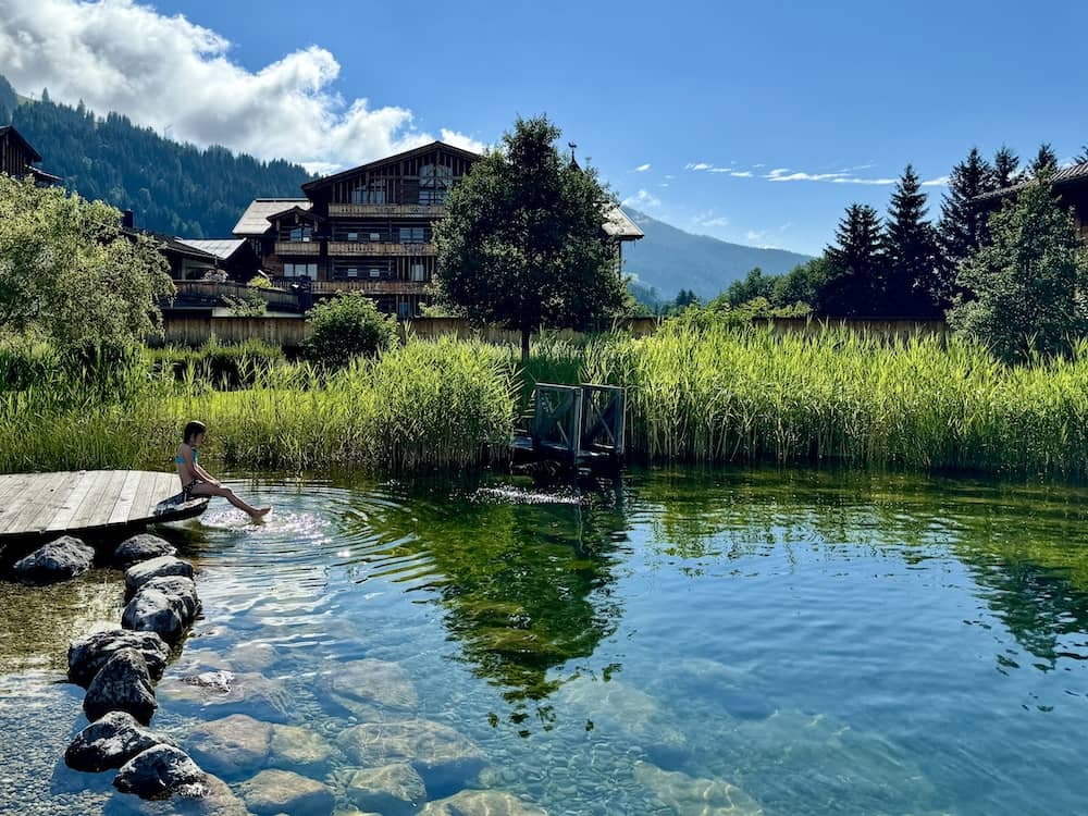 Naturbadeteich in einem Wellness-Familienhotel in Österreich
