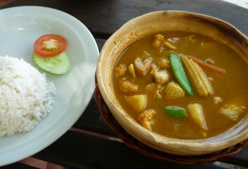 Thai Gerichte Thai Curry Massamam, Kaeng Kari (gelbes Curry), Kaeng Khiao Wan (Grünes, süßes Curry), Kaeng Phaed (Rotes Curry), Kaeng Phanaeng (mildes Curry)