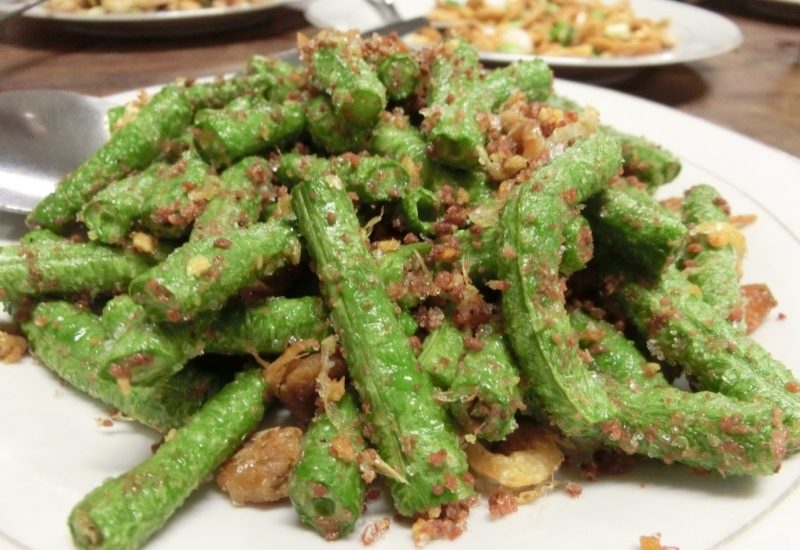 Stir fried stringbeans sauteed with shrimp paste ist ein Gericht aus der Region Chanthaburi. Thai Gericht Stir fried stringbeans sauteed with shrimp paste, ein Gericht aus der Region Chanthaburi.