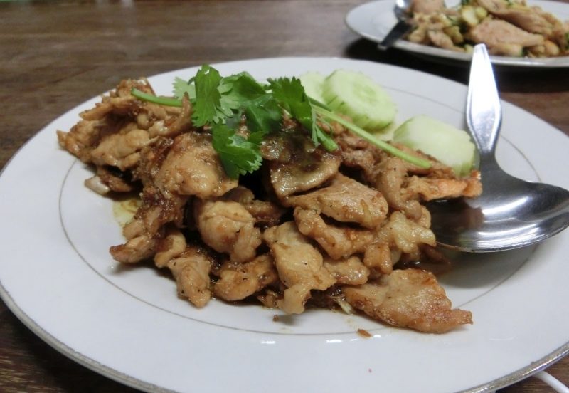Moo Tod Kra-tiem Prik-tai - Pork Garlic Pepper - Schwein Knoblauch Pfeffer Thai Gericht Moo Tod Kra-tiem Prik-tai - Pork Garlic Pepper