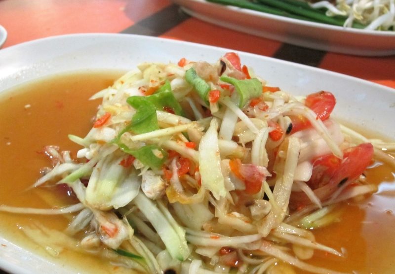 Thai Gericht Som Tam Thai - Grüner Papayasalat mit getrockneten Shrimps